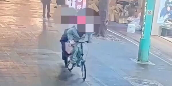 身障者擺攤賣彩券遭無業男搶46張刮刮樂　下一秒路人合力將他制伏 221