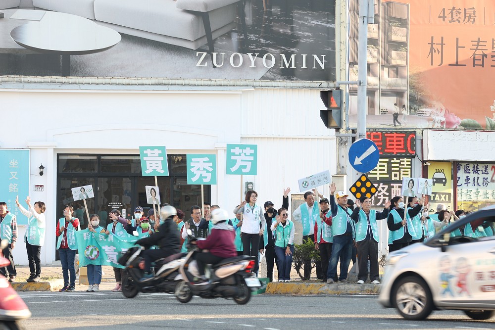 「全縣站路口大拜票」懇託上班族支持 黃秀芳:要衝電話民調第一 216 「全縣站路口大拜票」懇託上班族支持 黃秀芳:要衝電話民調第一 215