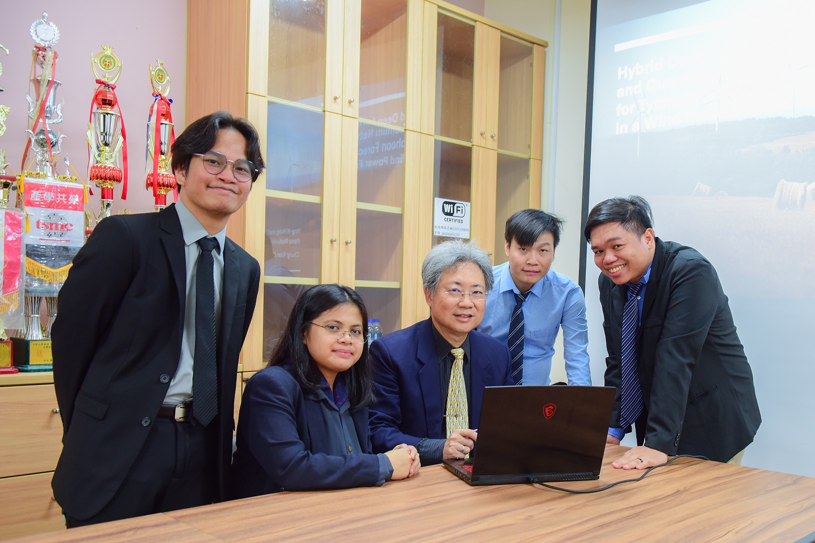中原大學研究計畫獲輝達青睞 補助推動能源與氣候科學進步 03 中原大學電機系講座教授洪穎怡(圖中)獲NVIDIA學術計畫補助,展現中原在智慧電力與 0