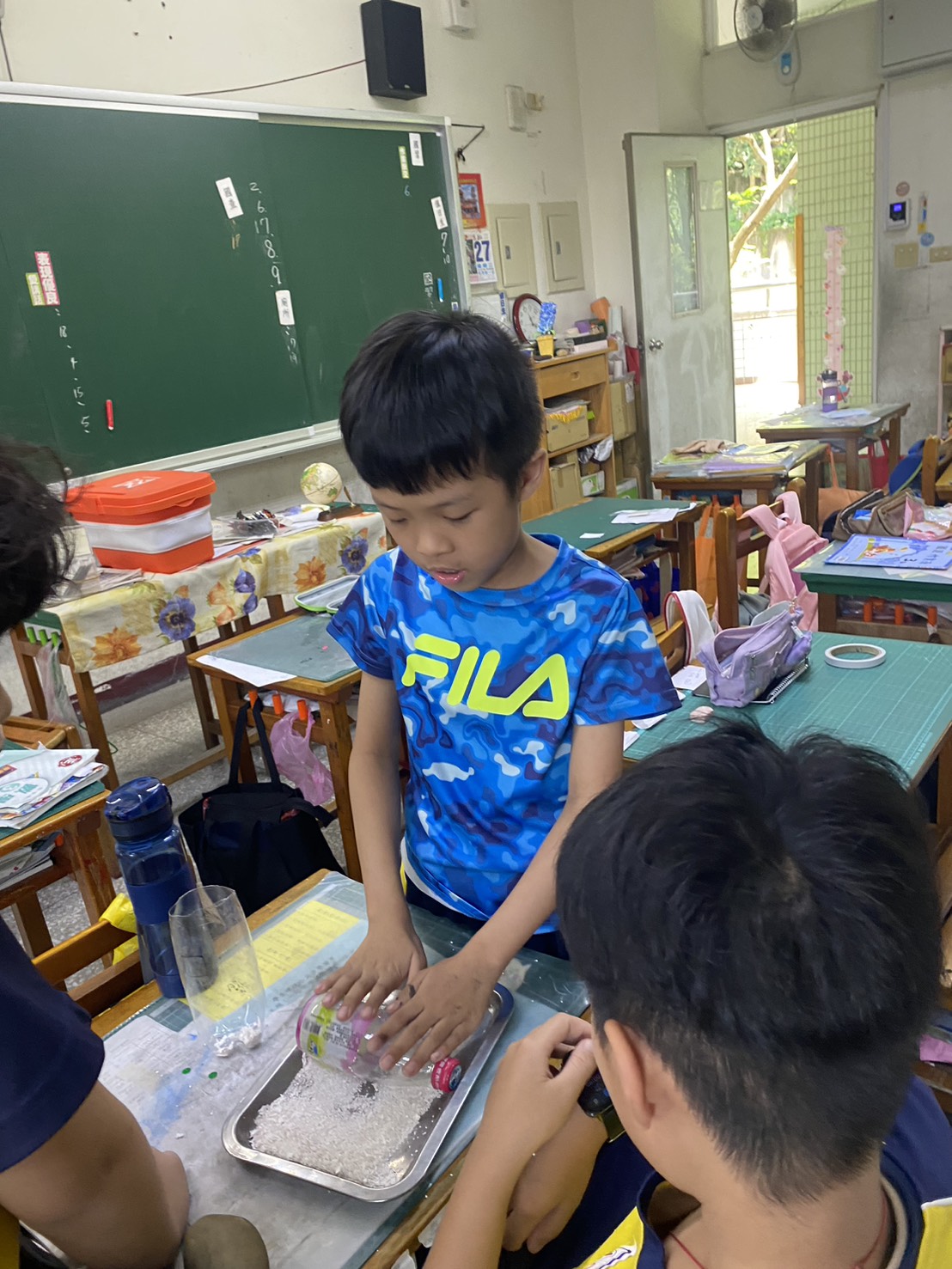 自強國小05 學生模擬壓路機粉碎蛋殼 0 0