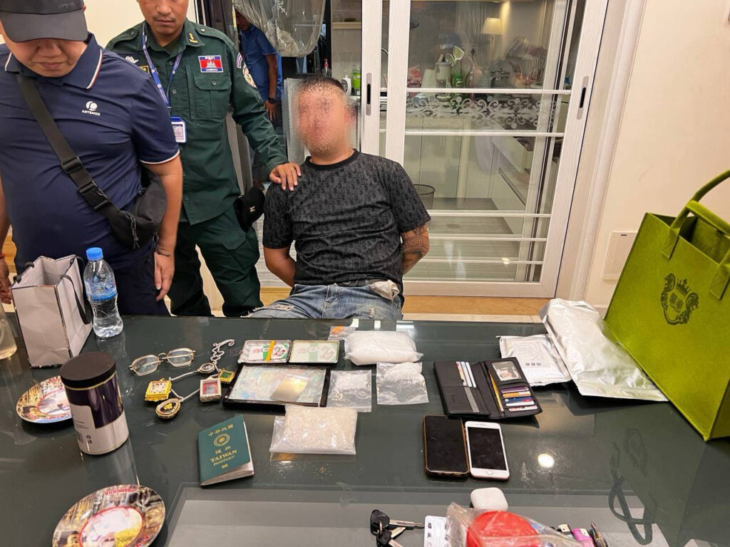 海巡署偵防分署鳳山查緝隊與美國緝毒局(DEA)及柬埔寨警方合作,在金邊逮捕王姓犯嫌。(海巡署提供)