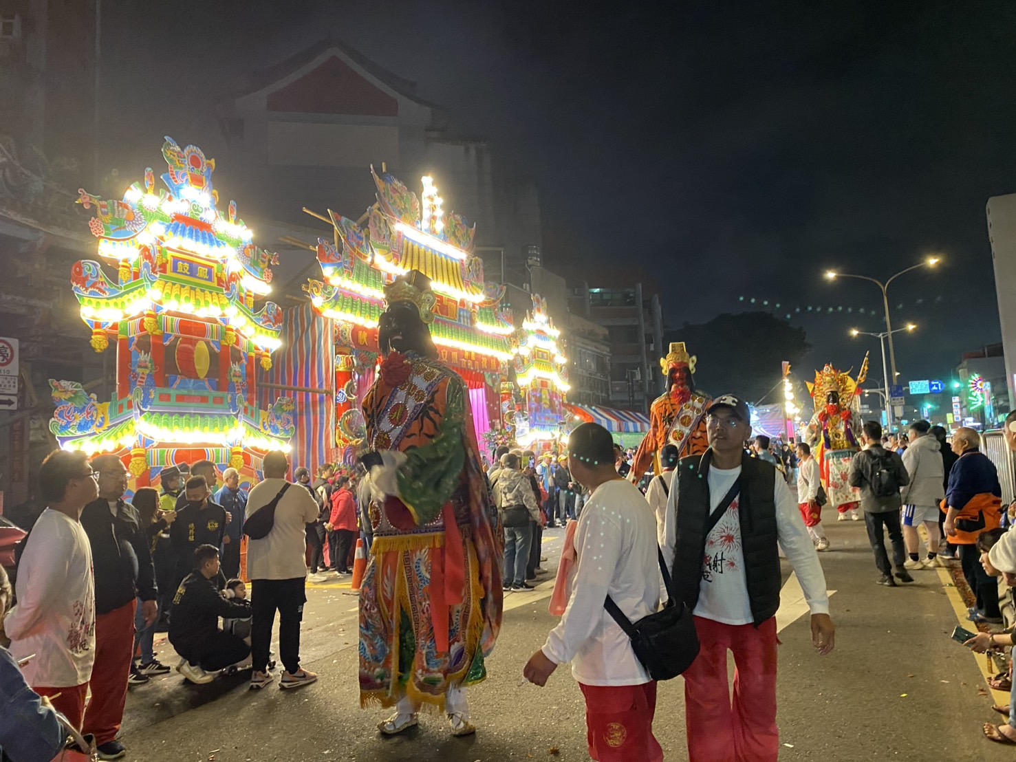 暗訪遶境活動首日人潮鑽動超盛大！(記者 包克明攝)