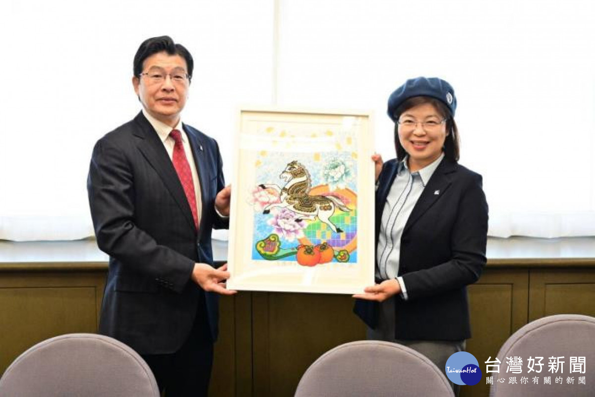 縣政府秘書長李安妤致贈版畫家陳永欽的年畫作品《馬躍揚名畫》給墨田區政府，由區長山本亨代表受贈。