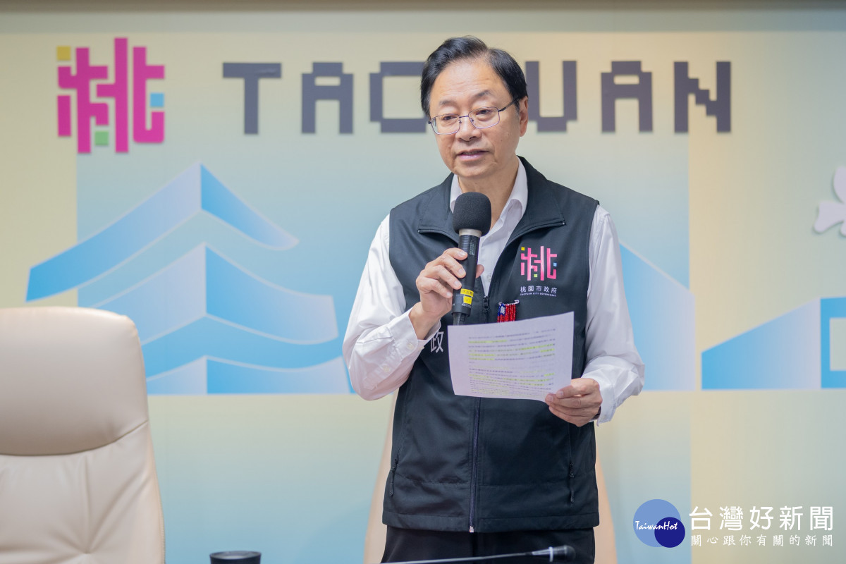 桃園市長張善政於市政會議中表揚大園區青農陳士賢勇奪日本米食鑑定大賽世界首獎。
