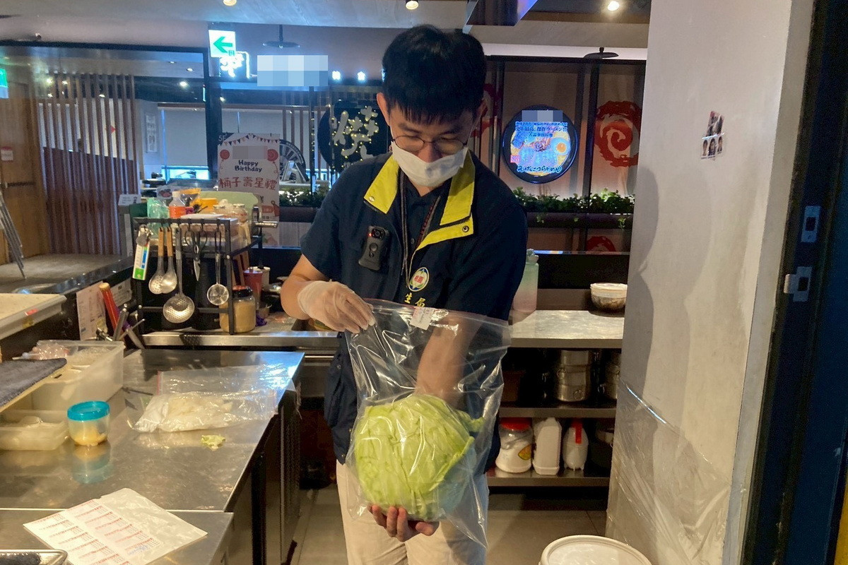 桃園市政府衛生局稽查人員進行冬季應景食品抽驗。