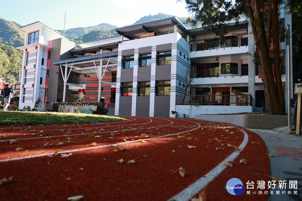 都達國小新校舍三層樓建築及全新的PU 跑道。（縣府提供）