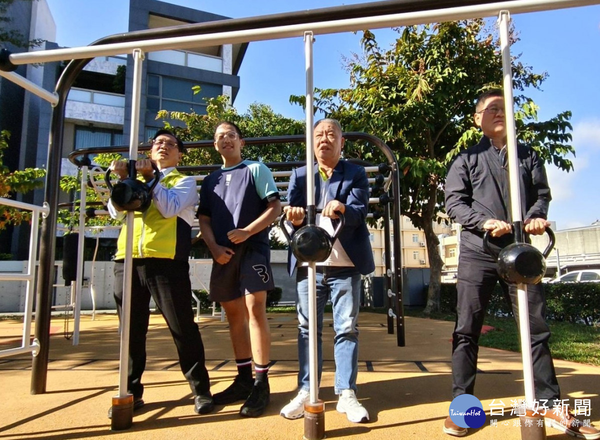 林世賢市長和縣議會副議長許原龍以及市民代表會主席陳文賓在公園新增的戶外健身區示。圖／記者鄧富珍攝