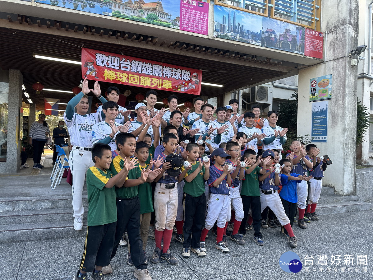 台鋼教練選手與千秋小將歡喜合影。（記者扶小萍攝）