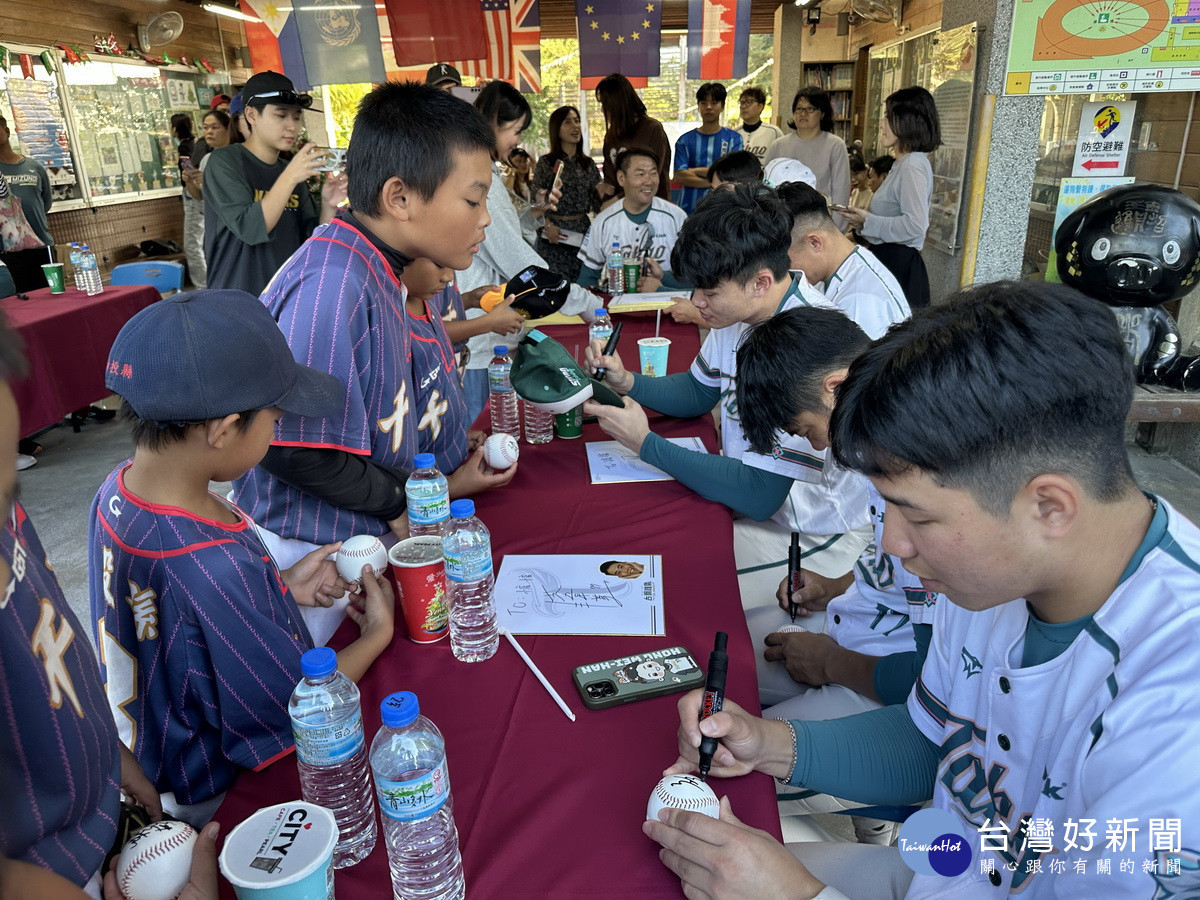 小選手很期待獲得簽名球。(記者扶小萍攝)