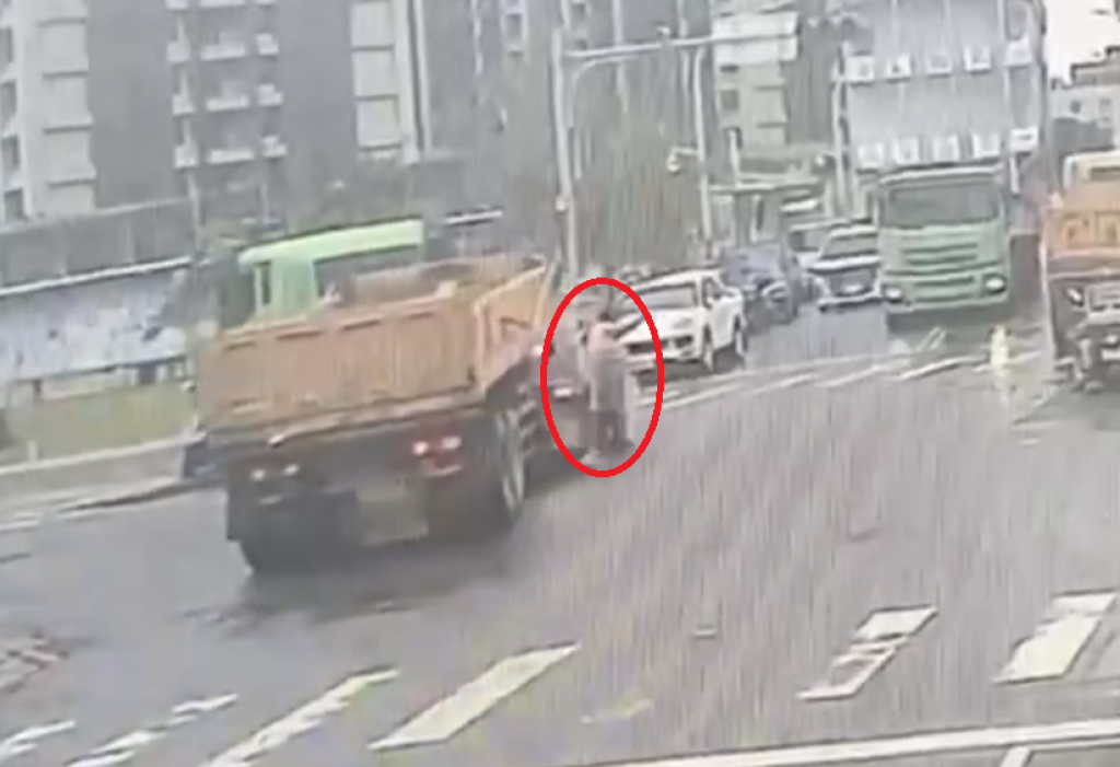 龜山義交指揮交通釀悲劇! 遭砂石車倒車撞倒輾過傷重不治