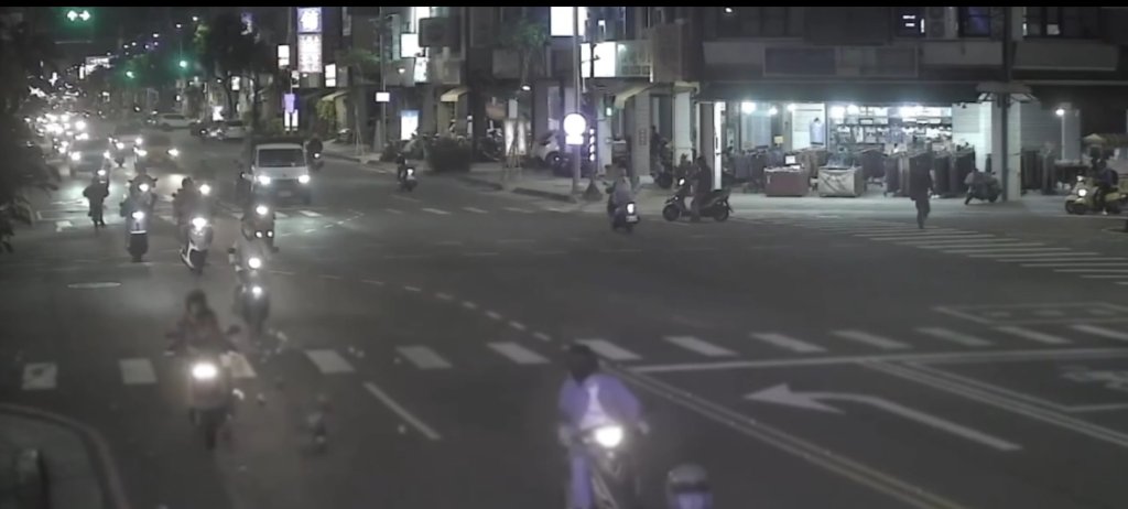 超暖!-男路口撿到「6萬9皮夾」秒衝派出所報案-失主嚇:-還以為回不來了