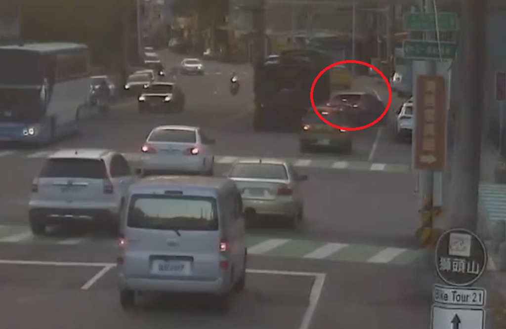 苗栗軍卡變換車道肇事!- 擦撞自小客車波及另輛車