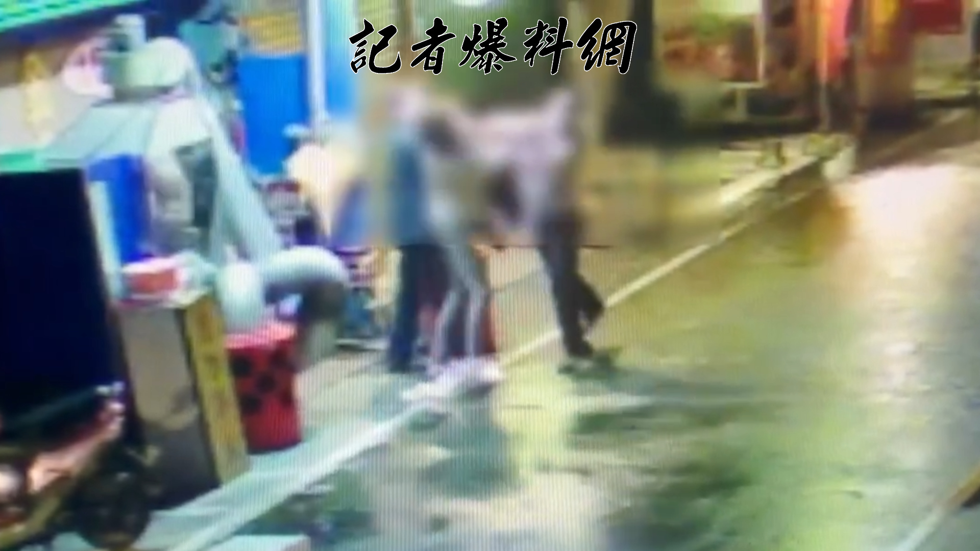 卓男向鄭男開口借錢，但遭到鄭男拒絕。卓男因此心生不滿開始叫囂，隨後2人在火氣越來越大的情況下，走出店外將大街當成格鬥擂台，揮拳互毆。