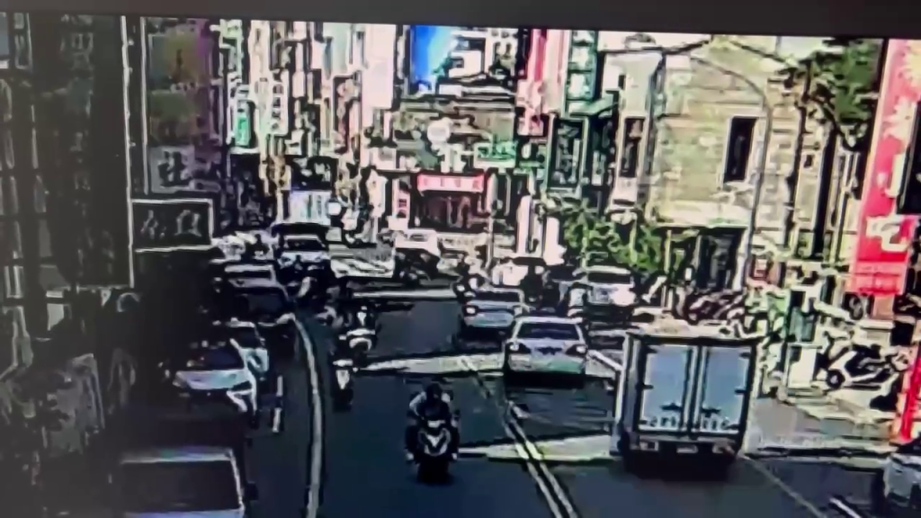 擦撞後竟想落跑？　56歲許男不留現場遭警扛走