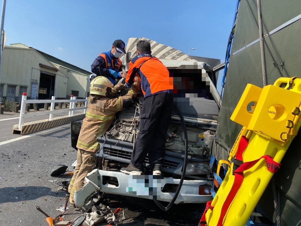 台南國8便道3車撞一團!2人困水肥車1人腿變形 消防急搶救