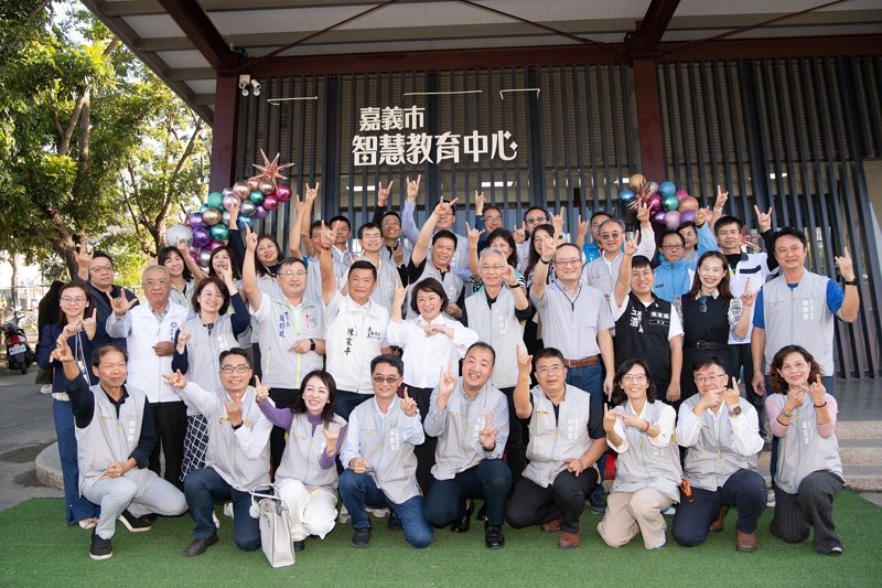 邁向智慧教育新里程 嘉義市長黃敏惠揭牌智慧教育中心