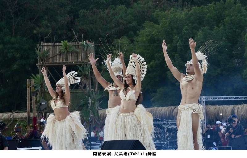 可能是跳舞和顯示的文字是「 MAR ·… 開落表演-大溪地(Tahiti)舞團 (Tahi 開幕表演 -大溪地」的圖像