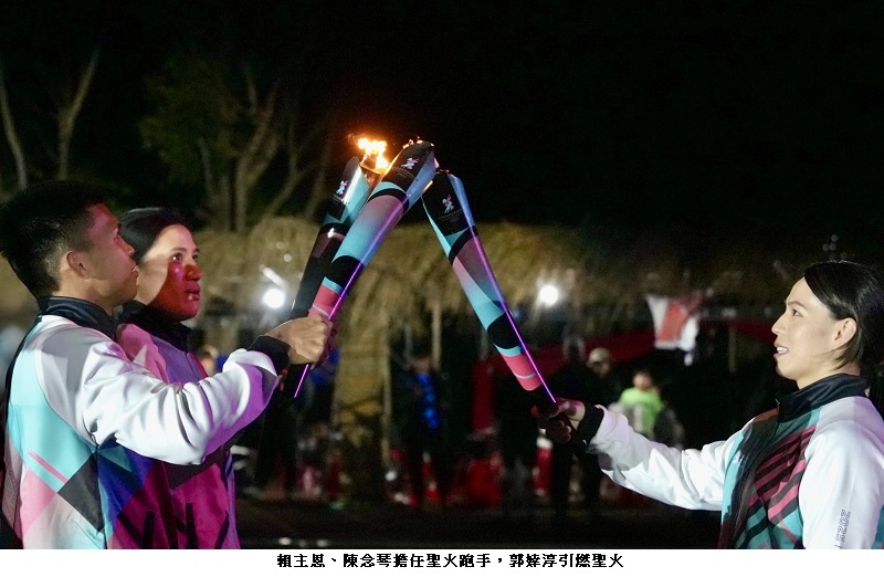 可能是一或多人、火和文字的圖像