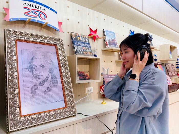 《圖說》「美國250週年巡迴展」中，有以AI生成美國國歌星條旗樂譜構成的「華盛頓聲音肖像」展示。〈青年局提供〉