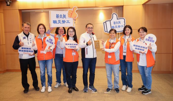 《圖說》新北市勞工局榮獲「114年度勞動部職業災害勞工協助事項業務輔導評鑑」優等，今在市政會議上獻獎，左一局長陳瑞嘉。〈勞工局提供〉