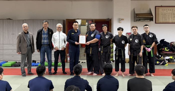 《圖說》分局長陳建龍頒感謝狀。〈土城分局提供〉