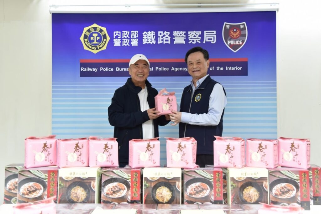 華國大飯店捐贈牛肉麵及春子拌麵調理包致敬鐵警辛勞 攜手守護鐵警健康 22 MEITU 20251210 172826001