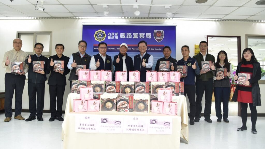 華國大飯店捐贈牛肉麵及春子拌麵調理包致敬鐵警辛勞 攜手守護鐵警健康 24 MEITU 20251210 173041458