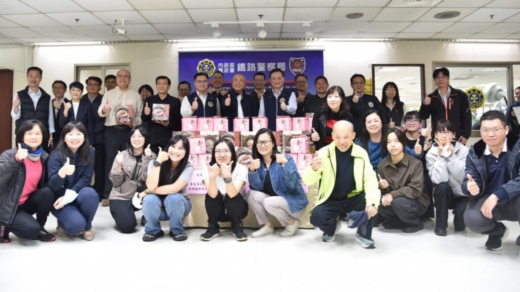 華國大飯店捐贈牛肉麵及春子拌麵調理包致敬鐵警辛勞 攜手守護鐵警健康 25 MEITU 20251210 173103515
