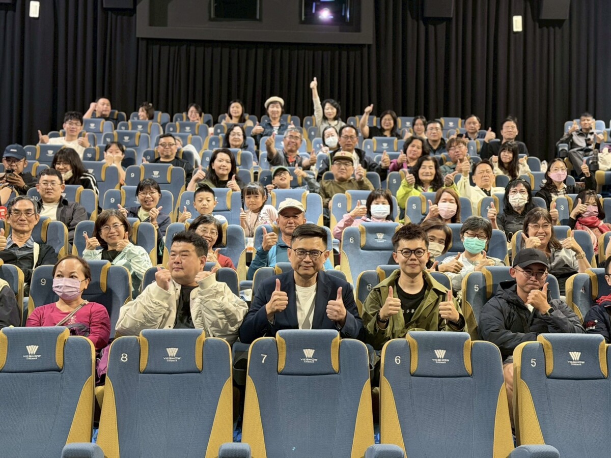 ▲賴瑞隆委員包場電影《大濛》,與議員簡煥宗、張博洋及市民朋友共同觀影。(圖/賴瑞隆委員辦公室提供)