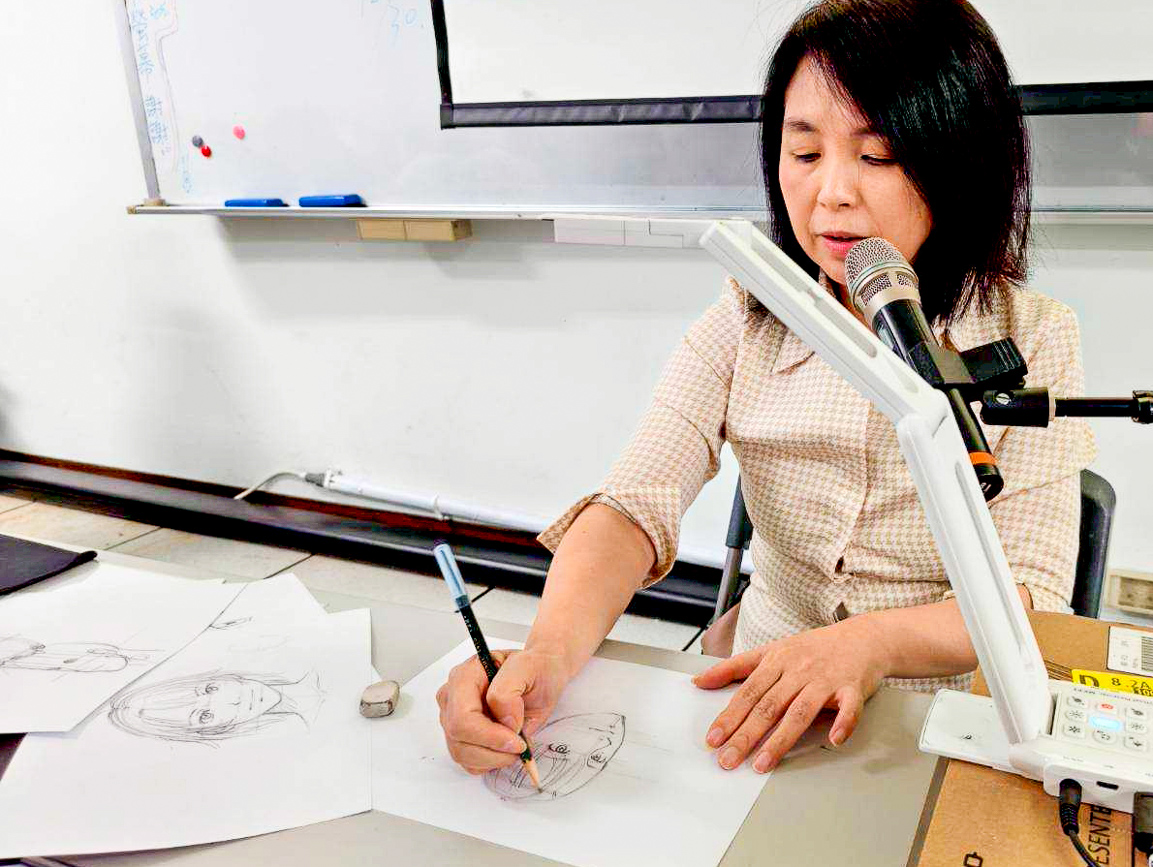 ▲國際動漫大師淺井香織老師工作坊帶領學生進行創作。(圖/中華藝校提供)