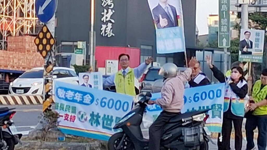 ▲彰化縣長擬參選人林世賢今日上午7時30分至8時，前往員林市中山路與員林大道交叉路口進行路口拜票，向通勤民眾揮手問候，隨後展開掃街行程，爭取更多支持。（記者林明佑翻攝）