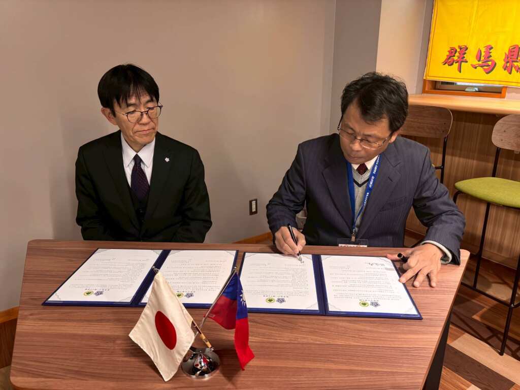 ▲楊豪森校長(右)與日本群馬縣立沼田高校校長本多勝簽署教學合作備忘錄 。（圖／員林高中提供）