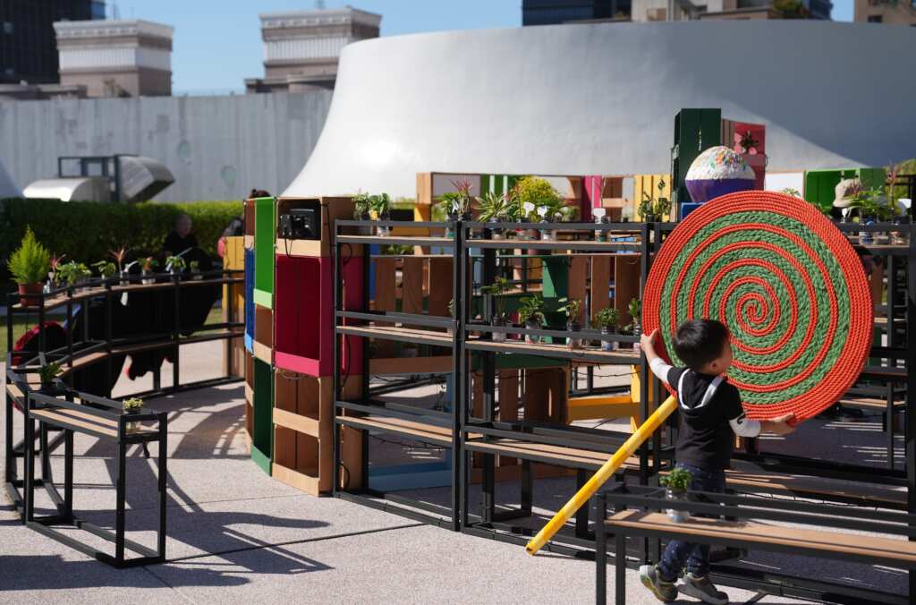 ▲NTT《綠動樂園—花園迷宮探險趣》_圓形迷宮由可完全回收的鐵管與木箱堆疊構成,小徑以自然迴旋方式設計,搭配不同高度的層架,讓全齡參觀者都能自由探索。©臺中國家歌劇院
