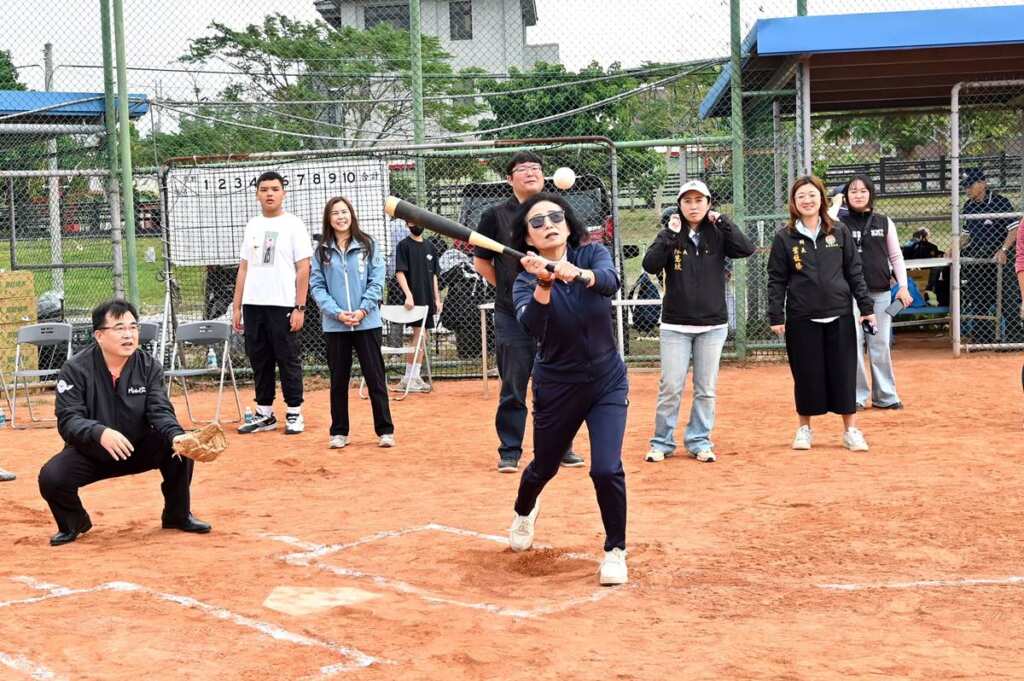 ▲苗栗副縣長邱俐俐揮棒與選手同樂。