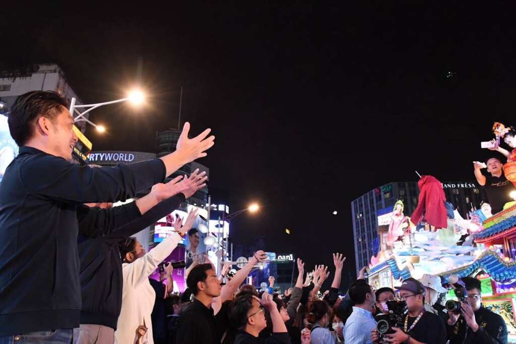▲一年一度艋舺青山王祭系列活動接續登場,臺北市長蔣萬安今(10)日晚間參與青山王祭紅壇晚會,現場人潮絡繹、氣氛歡騰。