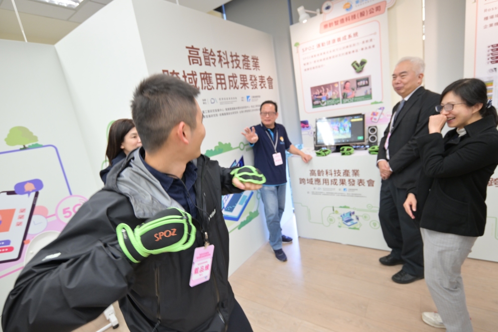 現場來賓實際體驗現場展出之高齡科技運動產品。(圖/工研院提供)