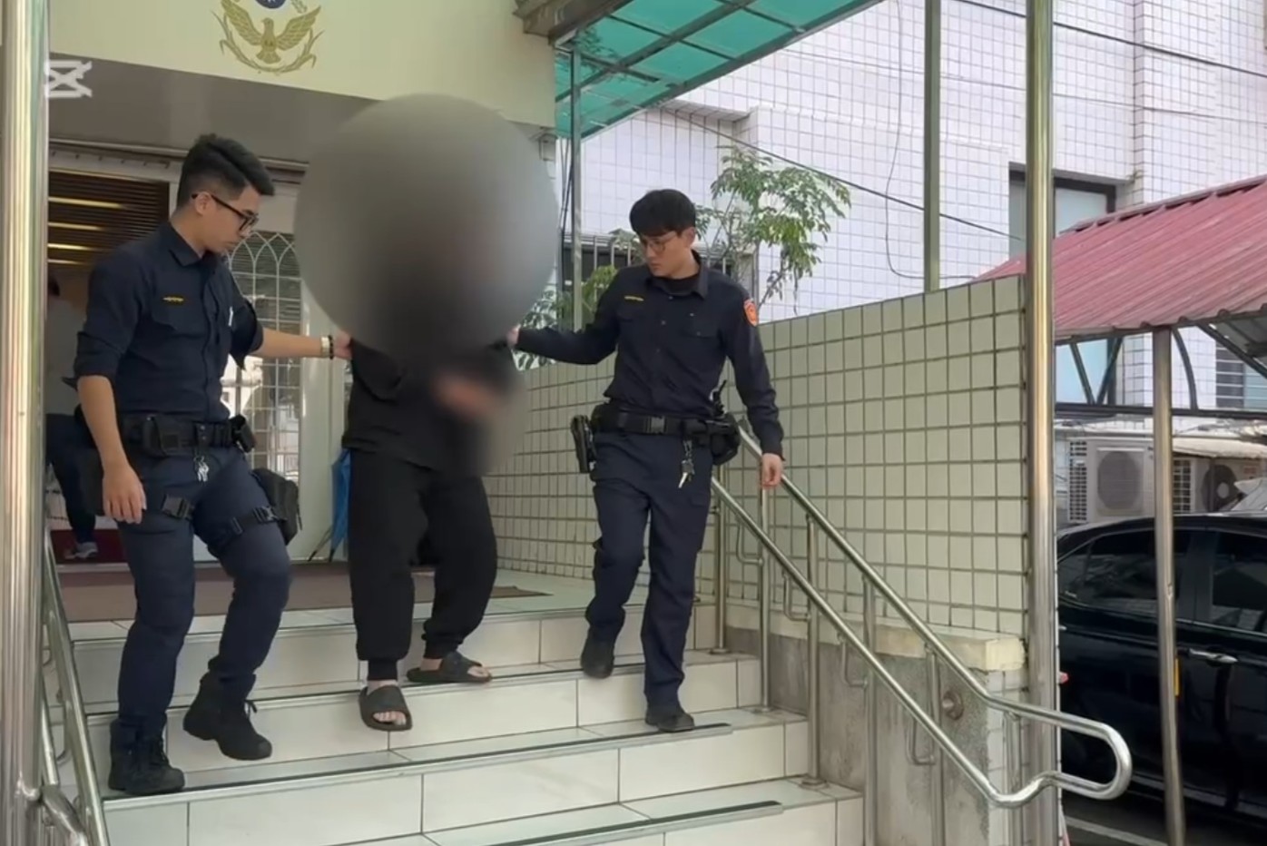 男扮女裝涉毒駕 警逮2人查獲依托咪酯煙彈 218 cnews204251210a07