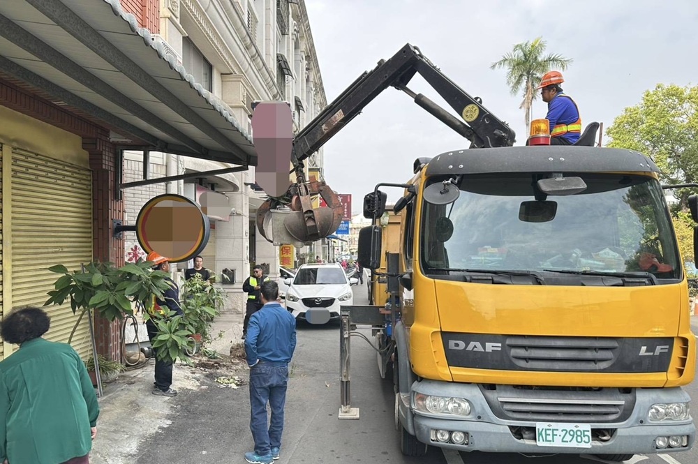 聯手清潔隊清除路障 雲林警還路於民保障交通安全 211 cnews204251210a10