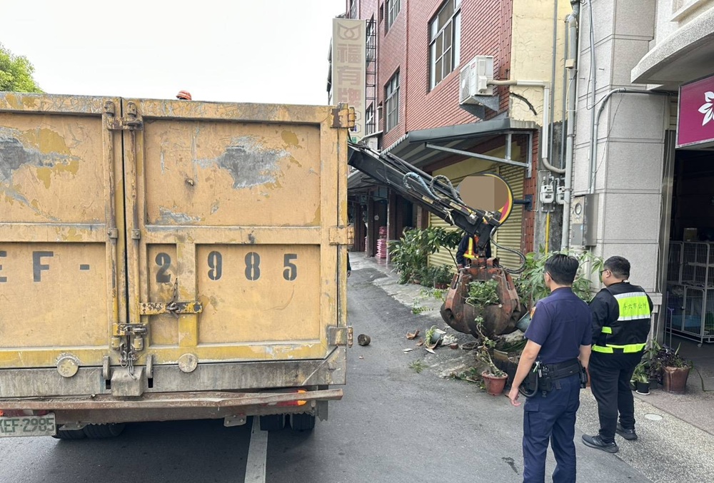 聯手清潔隊清除路障 雲林警還路於民保障交通安全 212 cnews204251210a11