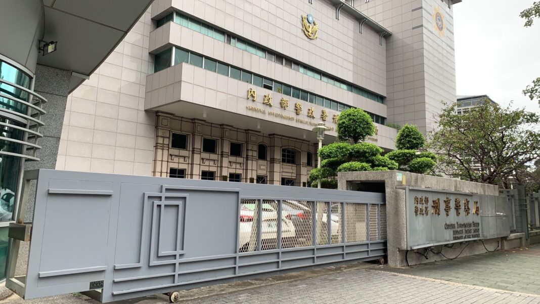 刑事警察局目前已建立名人白名單,並每日主動搜尋主要網路廣告平台上易遭偽冒企業家、財經名人、媒體網紅等之「廣告、社群帳號、粉專」。(記者翻攝)