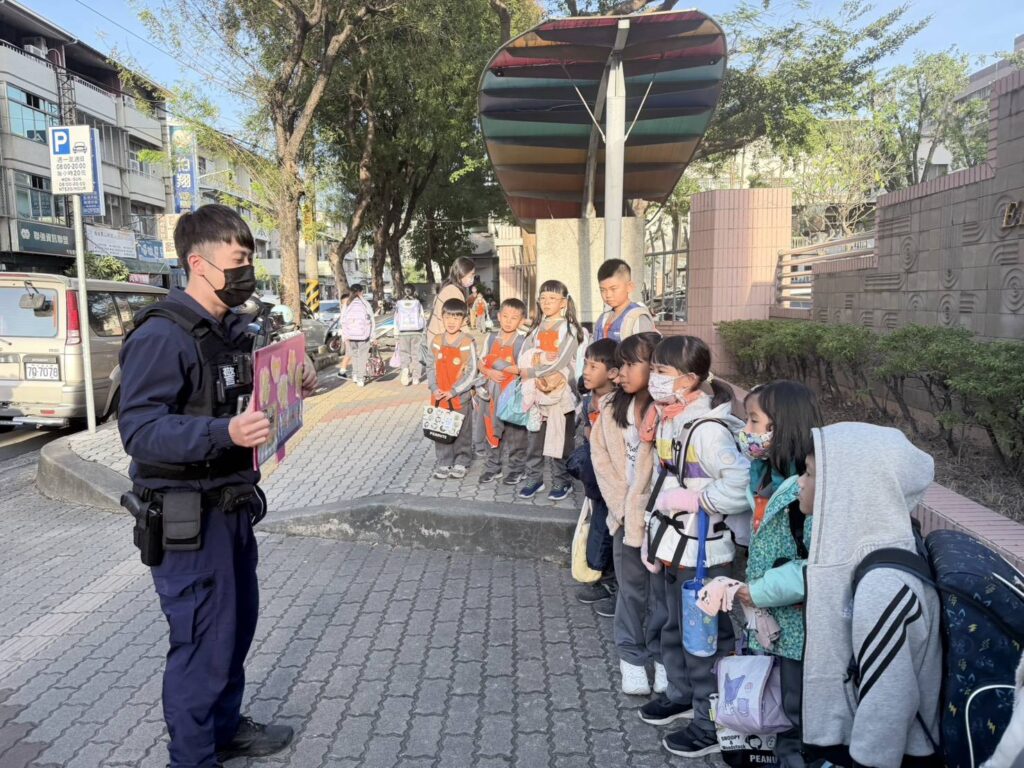 台中市警五分局水湳派出所員警利用放學時段向學童宣導反詐與交通安全觀念，吸引孩子專注聆聽。（圖／記者林家嘉翻攝）