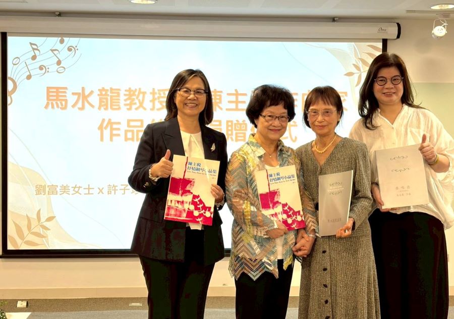 ▲文化局長王文翠(右1)、高市圖館長李金鴦(左1)與贈予者許子珍女士、劉富美女士合影,見證珍貴音樂典藏入館的時刻。