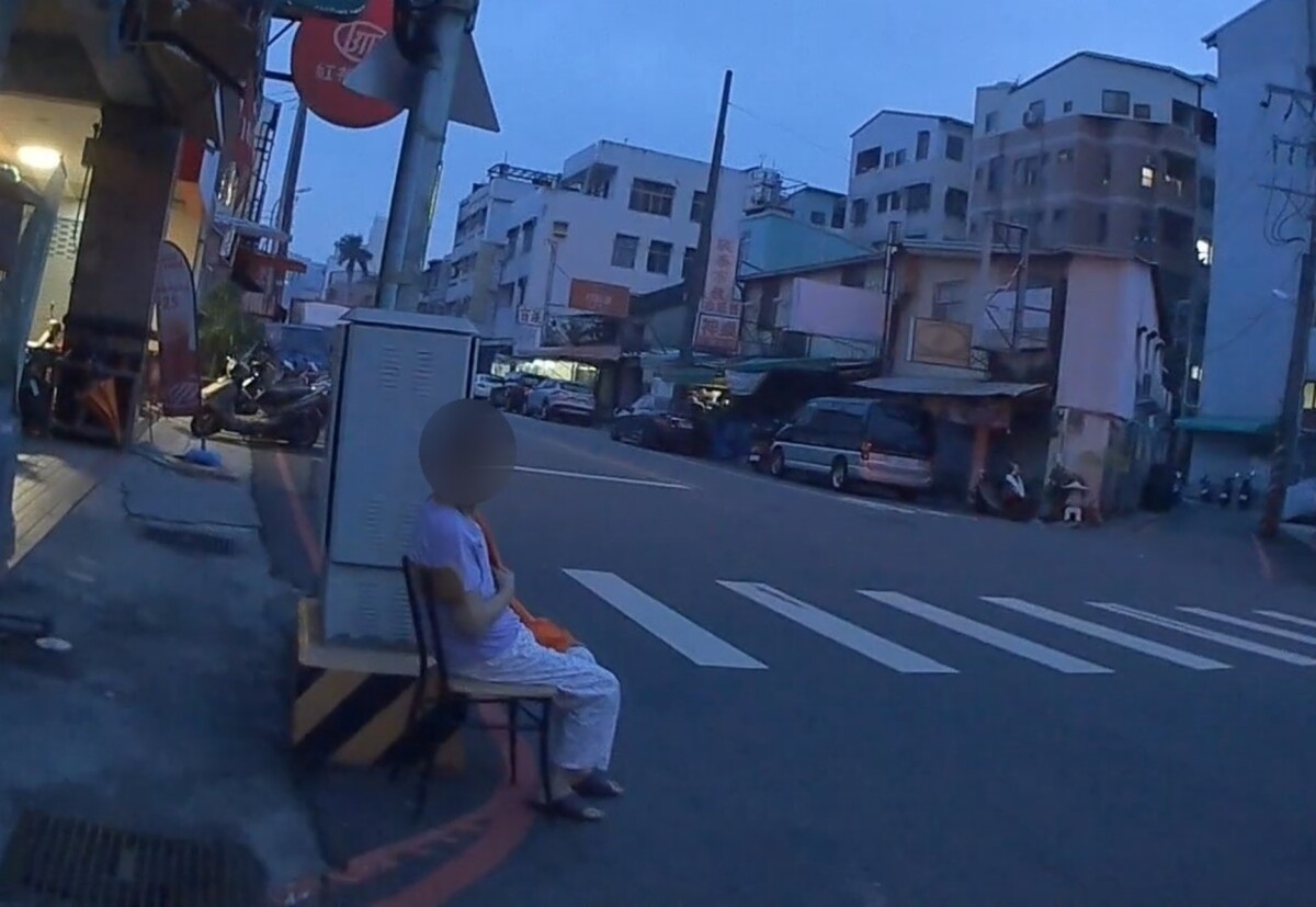 ▲婆婆日前清晨外出散步,腦海中的橡皮擦卻抹去回家的路。
