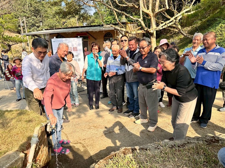 ▲劉建國成功爭取古坑圳頭坑自來水延管工程完工通水,52戶山區居民正式告別缺水歲月。(記者劉春生攝)