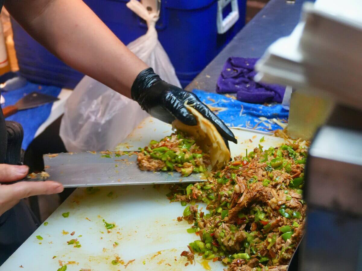 台中美食|大慶夜市500元吃透透!6攤在地美食一次收:蚵仔飽、肉夾饃、泰奶、現烤布蕾通通有