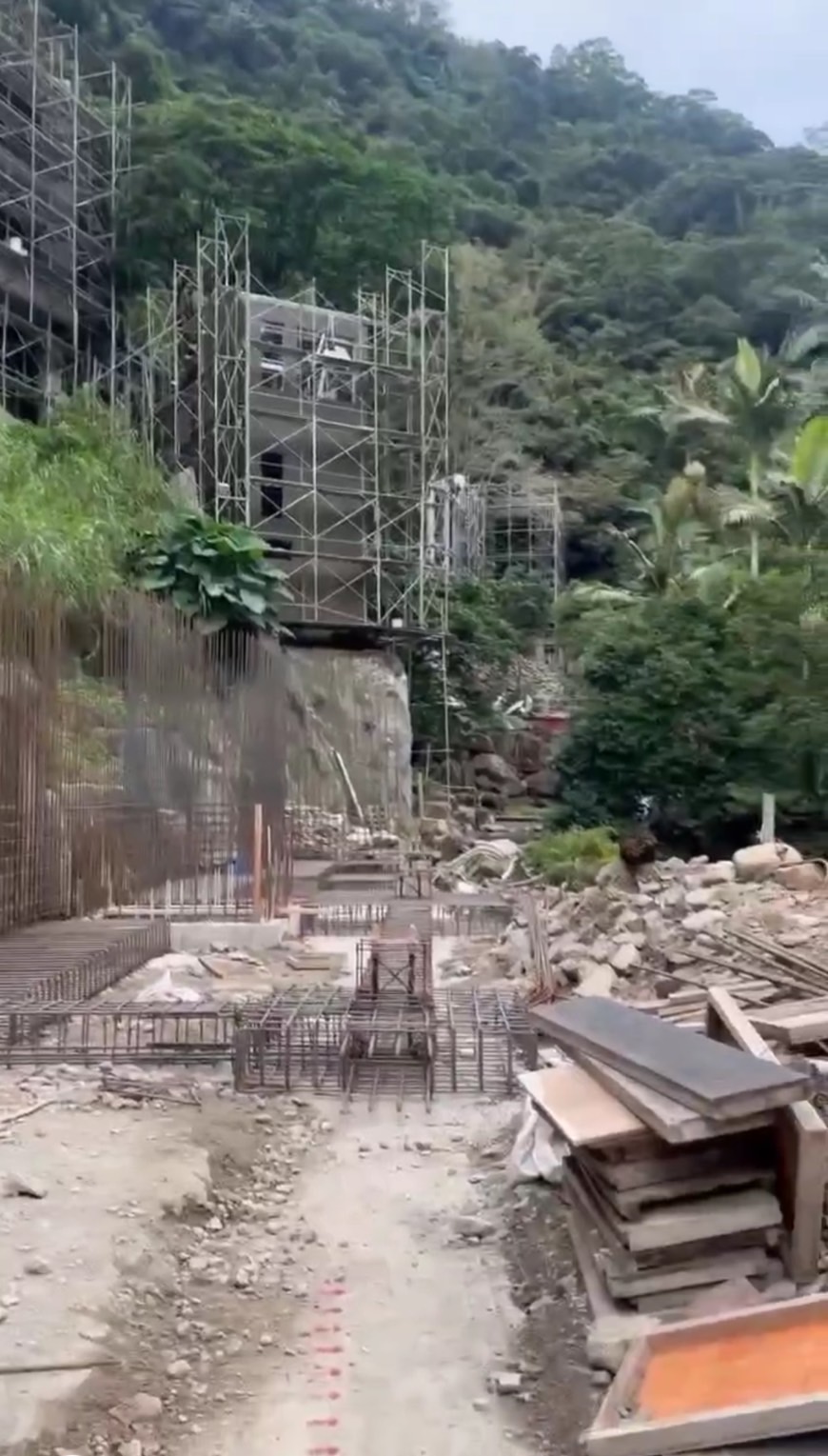 金盈瀑布河谷行水區大違建遲未處理 民進黨宜縣議會黨團批「無政府狀態」 - https://www.watchmedia01.com