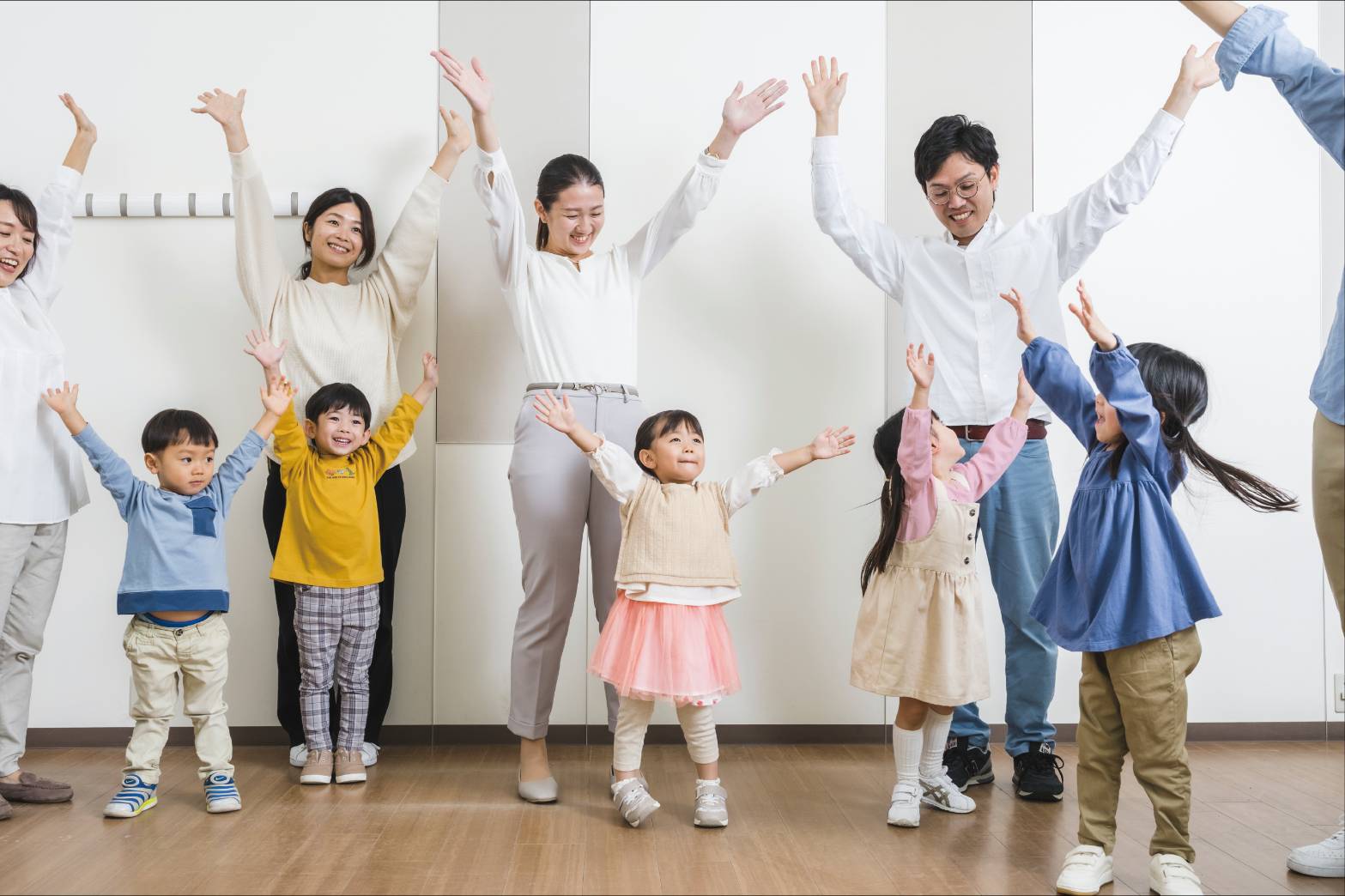 新幼兒課程三年間能累積學習超過 140 首歌曲，讓孩子在玩音樂的過程中，音感、節奏感、專注力與自信心同步升級！