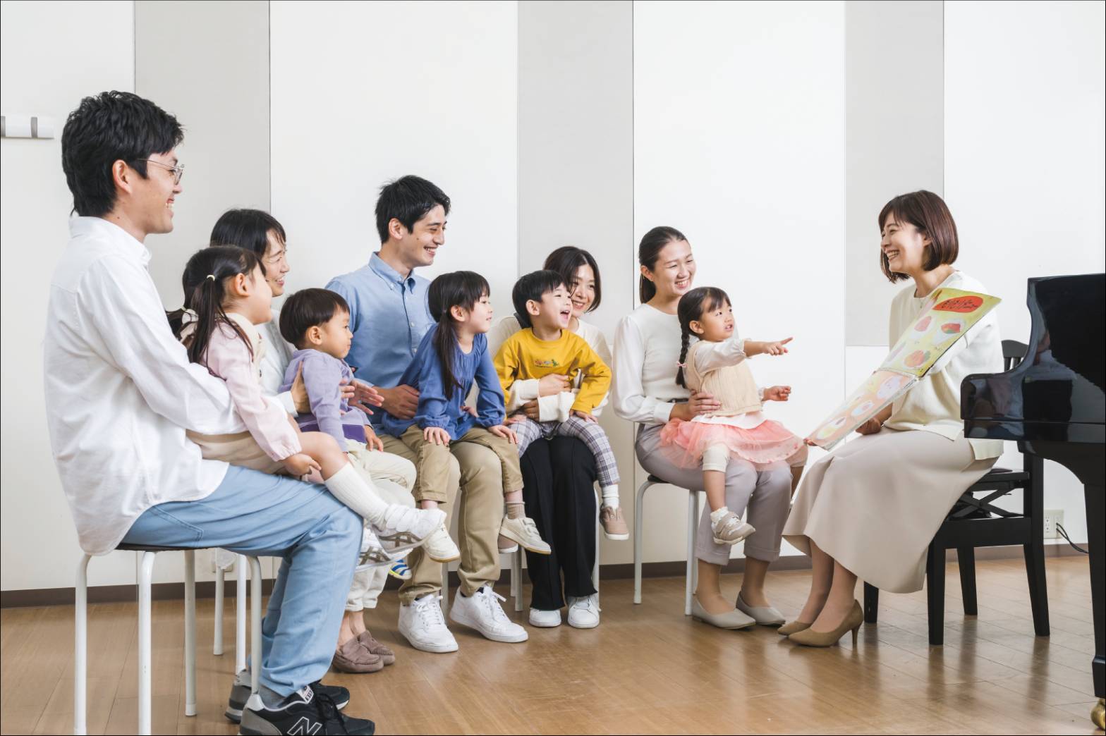 親子陪同上課，帶領孩子從建立安全感逐步轉向自我學習。