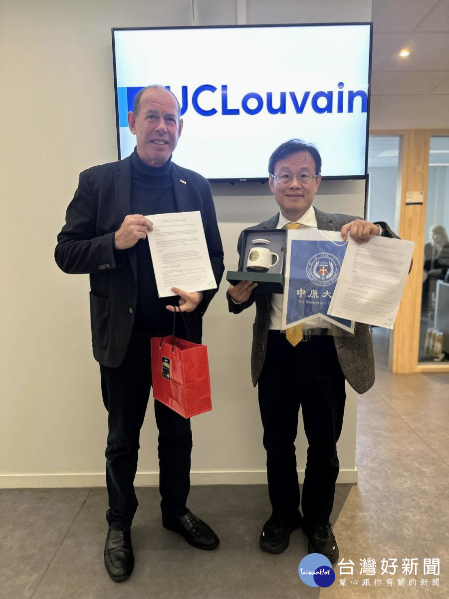 中原大學半導體產業學院院長傅昭銘(右)與UC Louvain研發處主任Xavier Lepot(左)代表兩校簽署MOU。