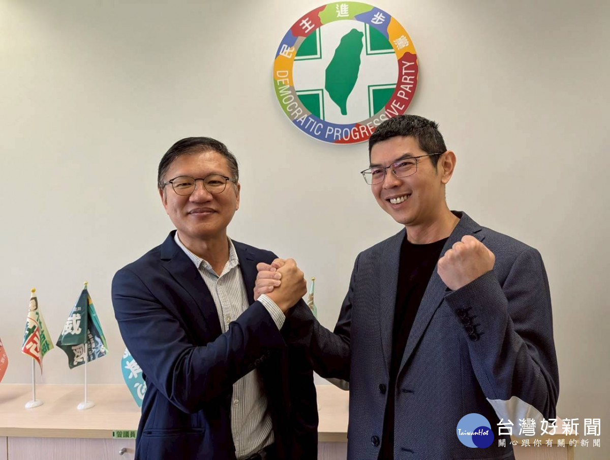 民進黨新舊任黨團總召交接王立任卸任由周永鴻(右)接棒